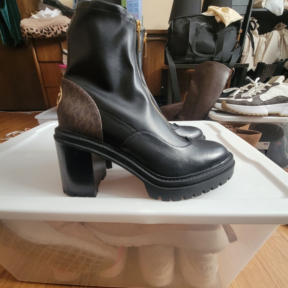 Michael  Kors Zip up booties